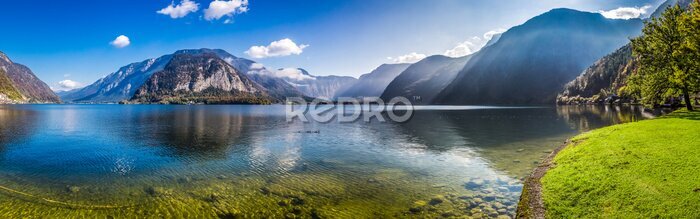 Fotobehang Bergen rondom een kristalhelder meer in de Alpen