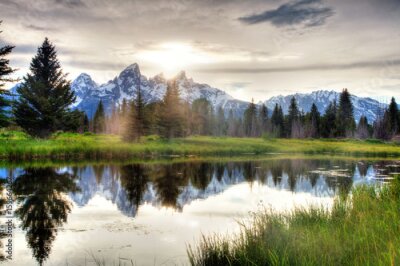 Fotobehang Bergen weerspiegeld in het meer