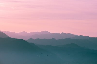 Fotobehang Bergketen tegen de roze lucht