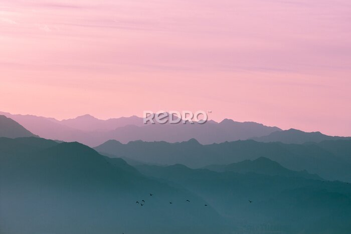 Fotobehang Bergketen tegen de roze lucht