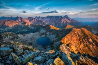 Fotobehang Berglandschap met een meer bij zonsopgang