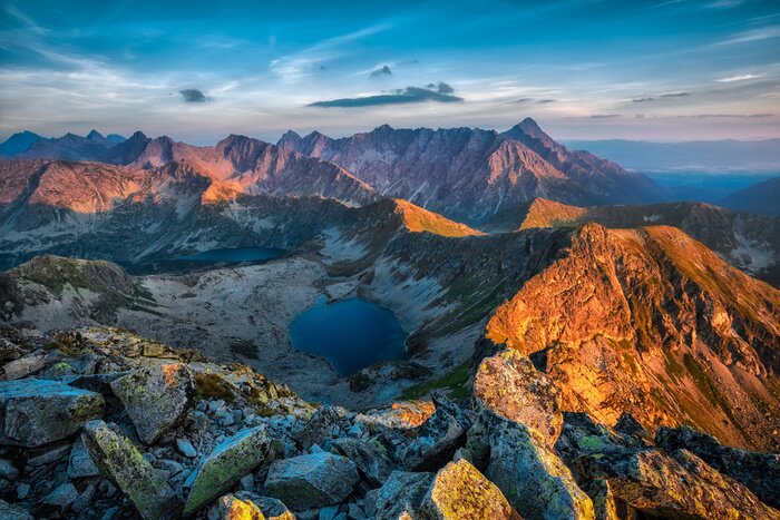Fotobehang Berglandschap met een meer bij zonsopgang