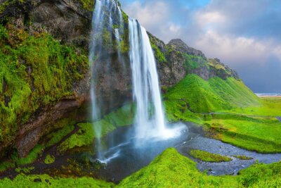 Fotobehang Berglandschap met een waterval