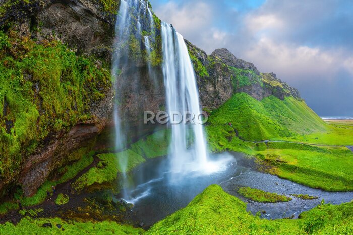 Fotobehang Berglandschap met een waterval
