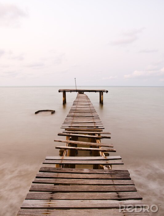Fotobehang Beschadigde pier over de zee