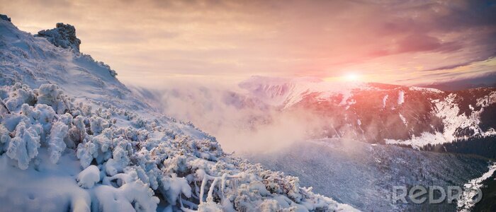 Fotobehang Besneeuwde bergen bij zonsopgang