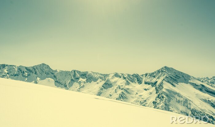 Fotobehang Besneeuwde bergen en blauwe hemel