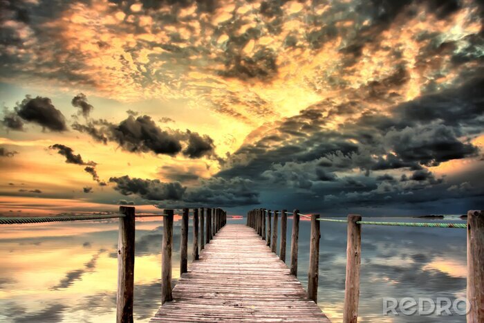 Fotobehang Bewolkte avondlucht boven het meer