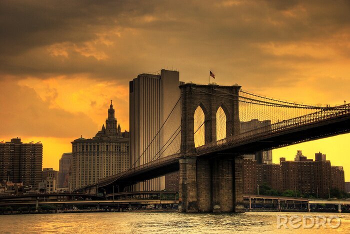 Fotobehang Bewolkte Brooklyn Bridge bij zonsondergang