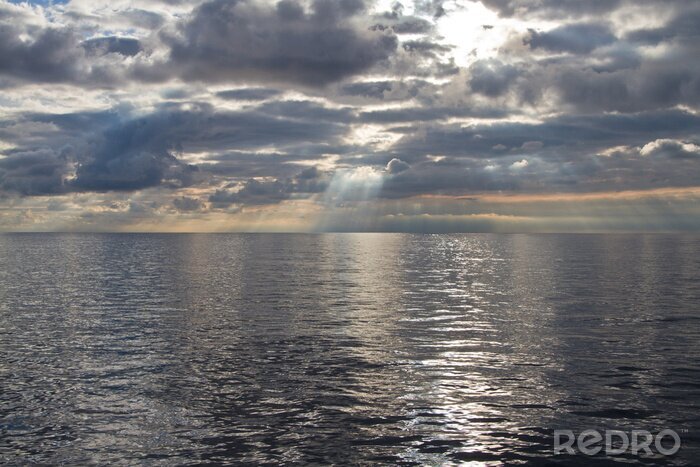 Fotobehang Bewolkte hemel boven de zee