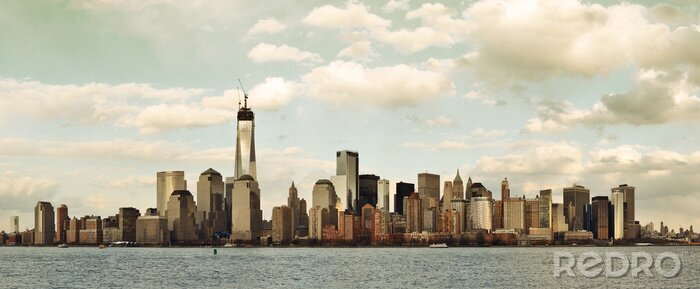 Fotobehang Bewolkte skyline met New York City
