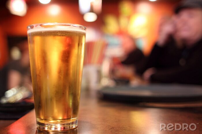 Fotobehang Bier in een glas in een bar