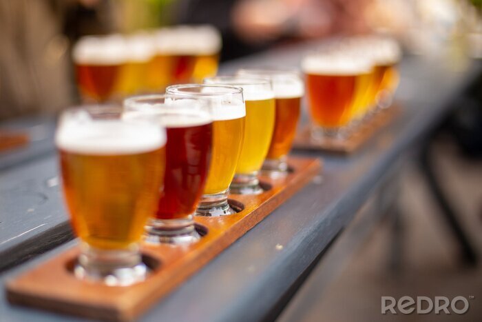 Fotobehang Bier in een glas op de bar