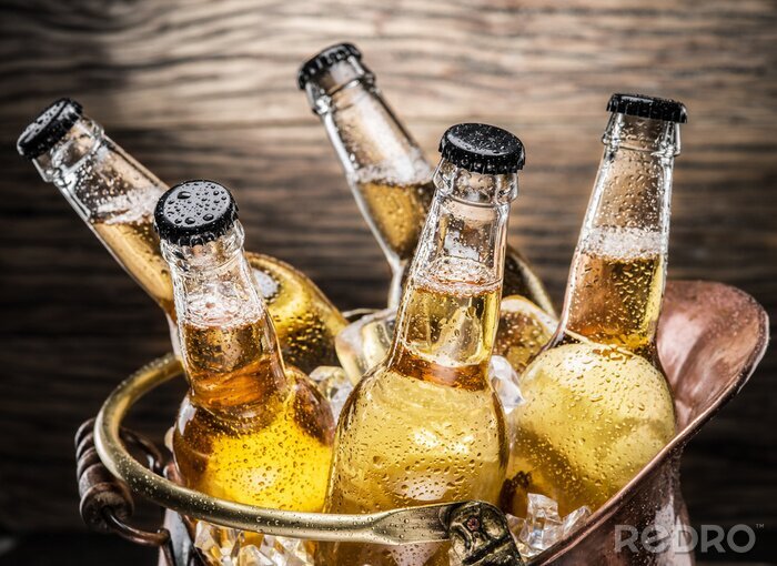 Fotobehang Bier in flessen gekoeld