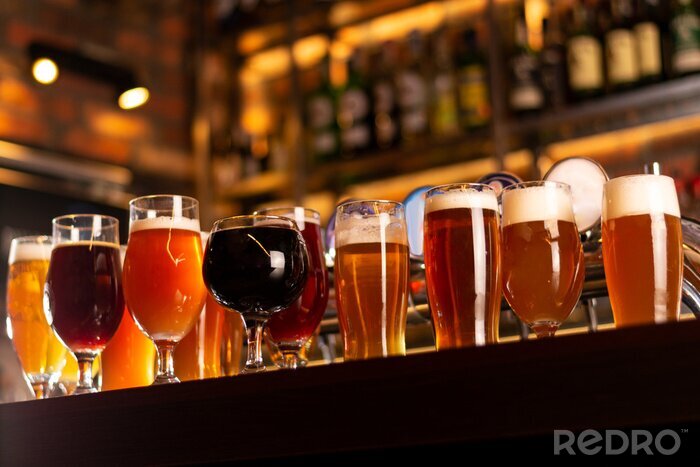 Fotobehang Bier in verschillende soorten op een bar