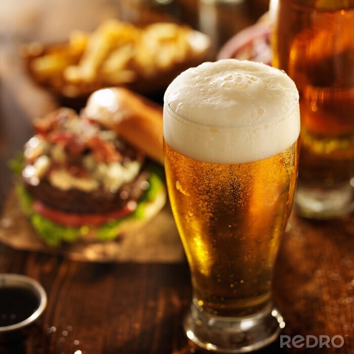 Fotobehang bier met hamburgers op restaurant tafel
