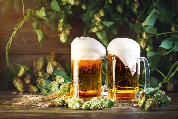 Fotobehang Bier met schuim op een houten tafel