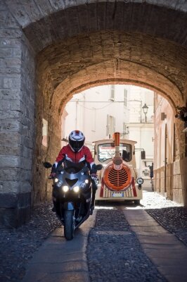 biker in Sardinië. Porto Torres