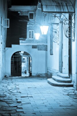 Fotobehang Binnenplaats van historische gebouwen in Lviv in de nacht