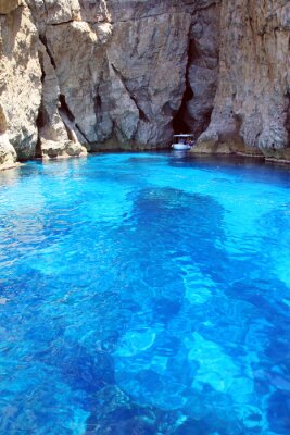 Blauw water in een grot