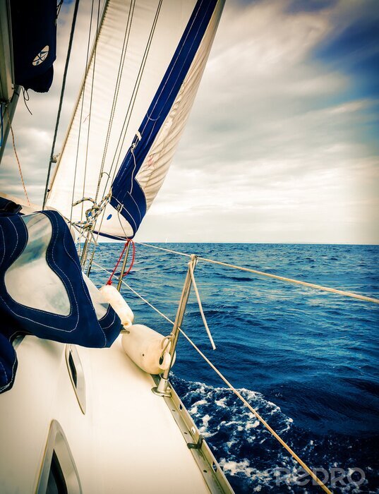 Fotobehang Blauw-witte zeilboot op zee