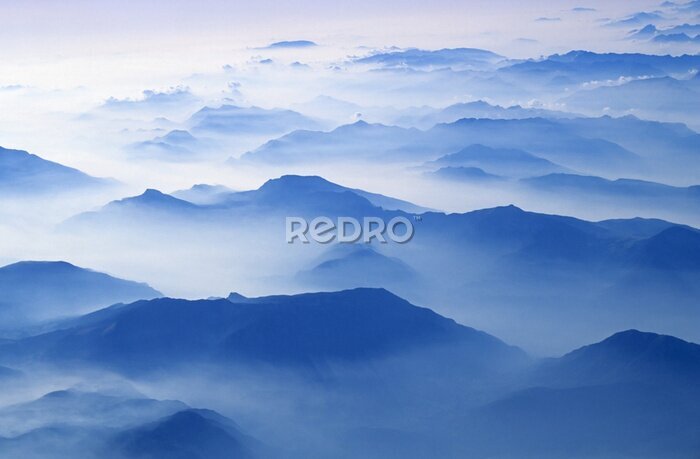 Fotobehang Blauwe bergtoppen in de zomer
