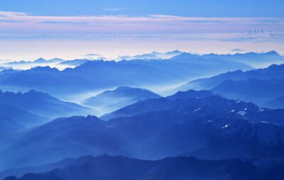 Fotobehang Blauwe gloed over de bergtoppen