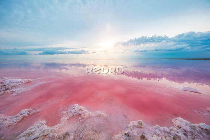 Fotobehang Blauwe lucht boven een roze meer