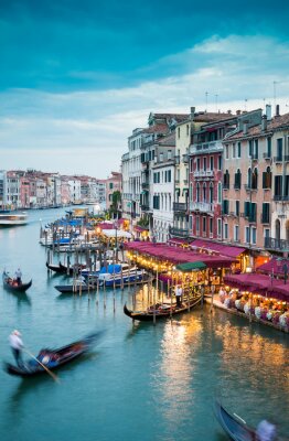Fotobehang Blauwe lucht boven het Venetiaanse kanaal