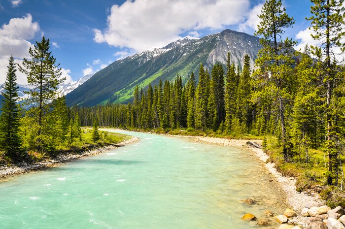 Fotobehang Blauwe rivier op de achtergrond van de bergen