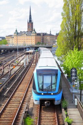 Fotobehang Blauwe trein bij een rivier