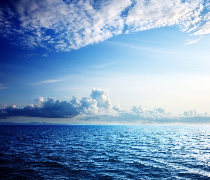 Fotobehang Blauwe zee en hemelsblauwe lucht