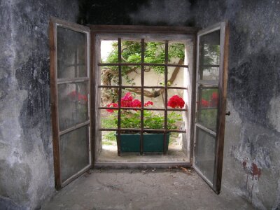 Fotobehang Blick aus dem Fenster vergitterten einer burg
