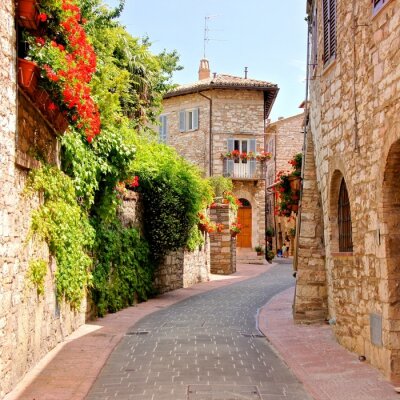 Bloemen omzoomde straat in het centrum van Assisi, Italië