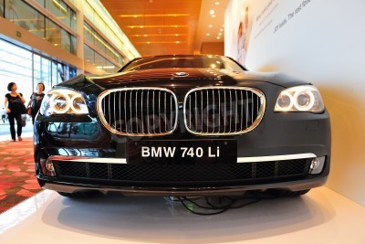 Fotobehang BMW 740 Li Sedan bij BMW Welt Singapore 2010 bij Marina Bay Sands Expo 14 november 2010 in Singapore