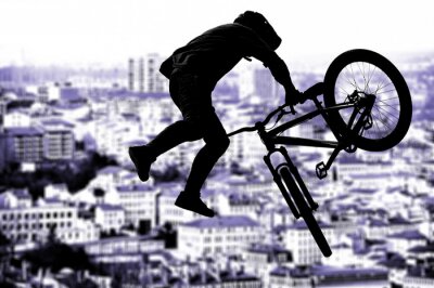 Fotobehang BMX-fiets en figuur boven de stad