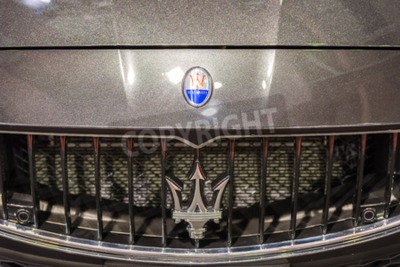 Fotobehang BOEKAREST, ROEMENIË - 31 oktober 2014: Maserati Aanmelden Close Up. Maserati is een Italiaanse luxe autofabrikant in 1914 opgericht in Bologna en zijn embleem is een drietand.