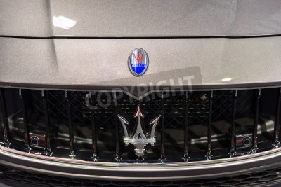 Fotobehang BOEKAREST, ROEMENIË - 31 oktober 2014: Maserati Aanmelden Close Up. Maserati is een Italiaanse luxe autofabrikant in 1914 opgericht in Bologna en zijn embleem is een drietand.