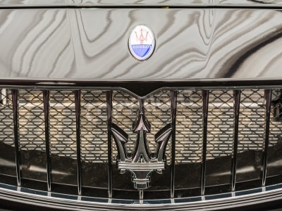 Fotobehang BOEKAREST, ROEMENIË - 4 april 2014 Maserati Aanmelden Close Up Maserati is een Italiaanse luxe autofabrikant in 1914 opgericht in Bologna en zijn embleem is een drietand