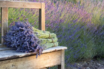 Fotobehang Boeket lavendel op een houten bankje