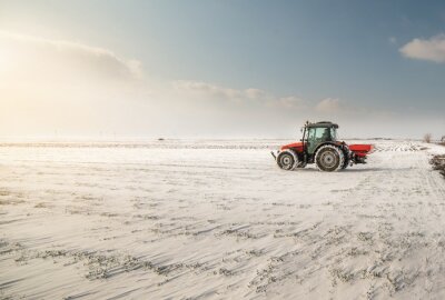 Boer met tractor zaaien - zaaien van gewassen op landbouwgronden in de winter