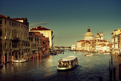 Boot met toeristen in Venetië