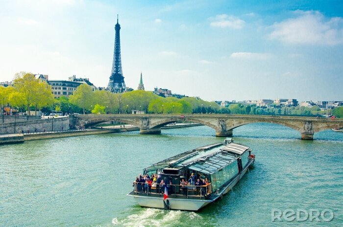 Fotobehang Boot met toeristen op de rivier in Parijs