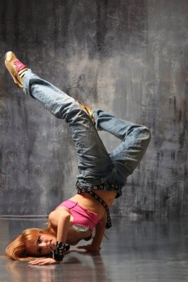 Fotobehang Breakdance van een jonge vrouw