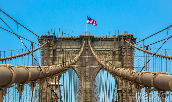 Fotobehang Brooklyn Bridge met de vlag van de V.S