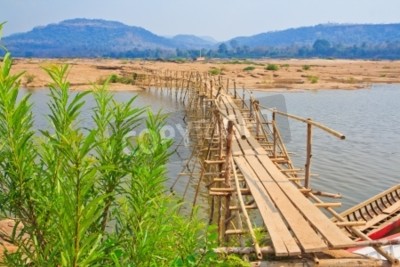 Fotobehang Brug gemaakt van bamboe in Thailand