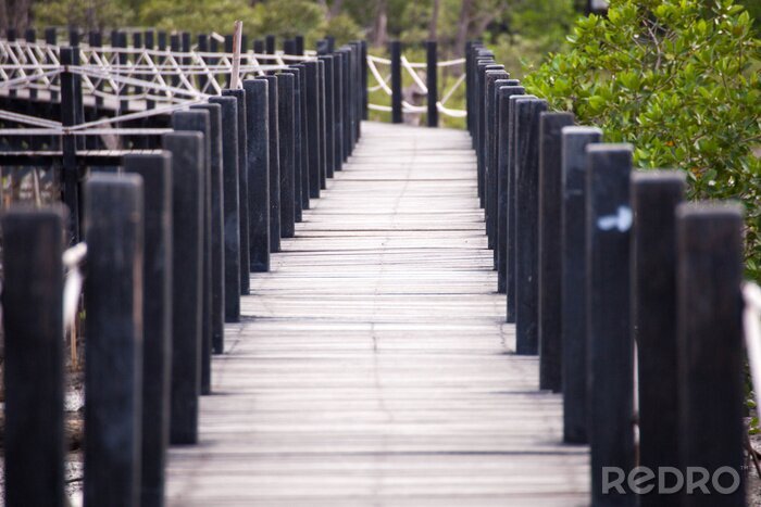 Fotobehang Brug in 3D met zwarte palen