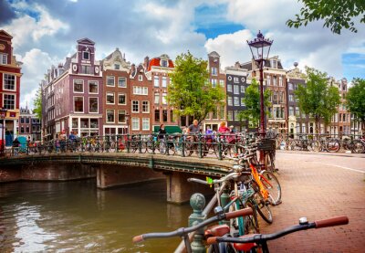 Fotobehang Brug met fietsen in Amsterdam