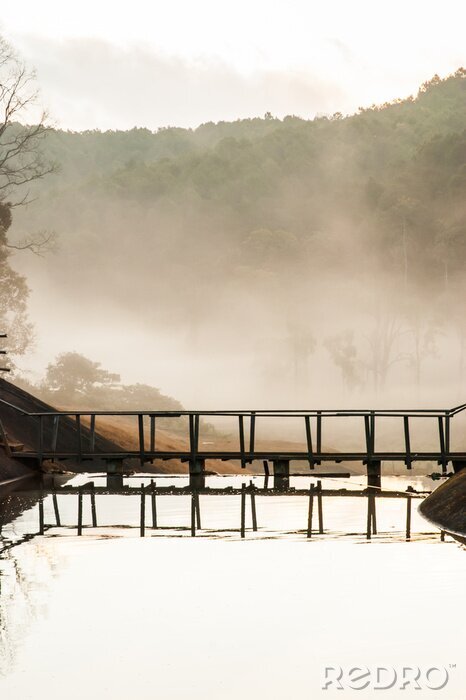 Fotobehang Brug op een mistige achtergrond