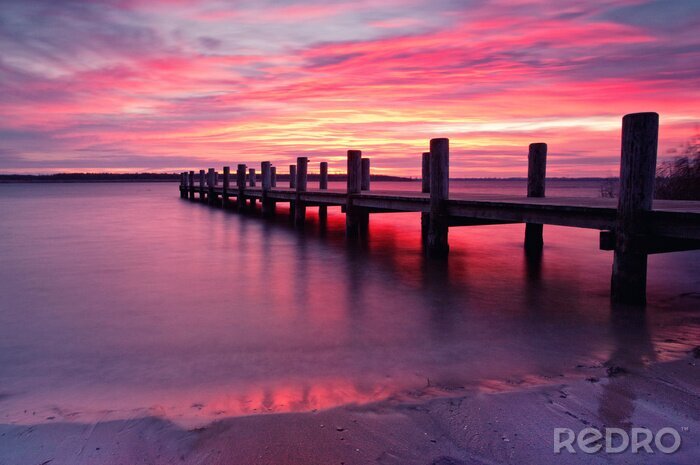 Fotobehang Brug op een paarse achtergrond